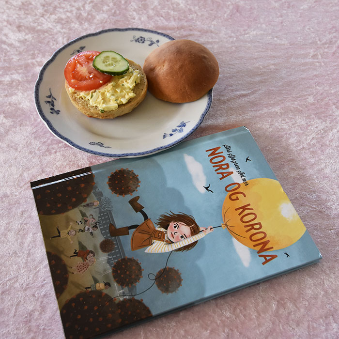 Selmer, Siri Sjøgren (2022) «Nora Korona», Manuskript forlag OG Enkel eggesalat på 1-2-3 Ingredienser: 3 Egg (hardkokt og hakket) Majones Gressløk (hakket) https://heidisboble.no/ @heidisboble