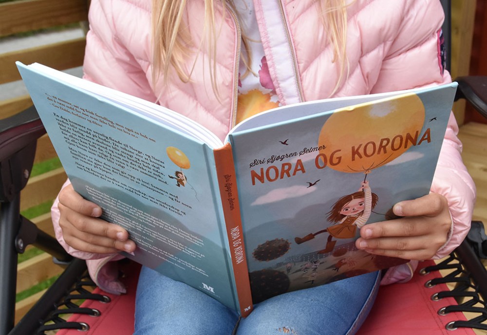 Selmer, Siri Sjøgren (2022) «Nora Korona», Manuskript forlag https://heidisboble.no/ @heidisboble