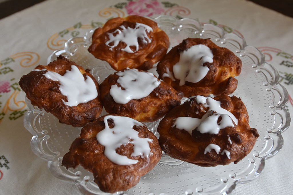 Sommerens wienerbrød Ingredienser 5 dl Melk 170 g Smør 200 g Hvetemel Ca 4 Egg Topping: Melis 2 dråper Sitron Vann https://heidisboble.no/ @heidisboble