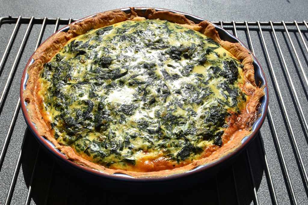 Spinatpai Ingredienser: Bunn: 3 dl Hvetemel 100 g Smør 2-4 ss Kaldt vann Fyll: 4 Egg 3 dl Melk 1 ts Salt 1 krm Pepper 1 klype Muskatnøtt (revet) - valgfritt 1 pk Spinat (frossen) 1 Løk (liten) 1 pk Mozzarella 75 g Ost (revet) https://heidisboble.no/ @heidisboble