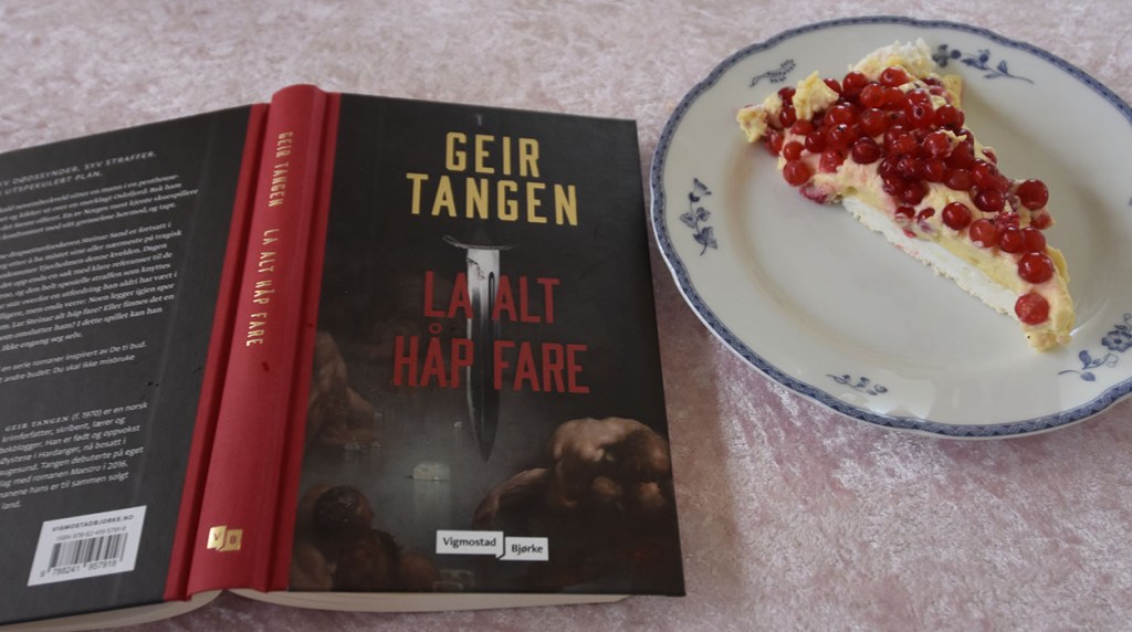 Tangen, Geir (2022) «La alt håp fare», Vigmostad og Bjørke OG Pavlova med vaniljekrem og rips Ingredienser: BUNN: 4 Eggehviter 250 g Sukker 2 ts Vaniljesukker 2 ts Maizenamel 1 ts Hvitvinseddik ½ ts Salt Vaniljekrem: 5 dl Melk 4 Eggeplommer 75 g Sukker 50 g Maizena 2 ts Vaniljesukker (eller ½ Vaniljestang) Pynt: 1 porsjon Vaniljekrem 3 dl Kremfløte Rips https://heidisboble.no/ @heidisboble