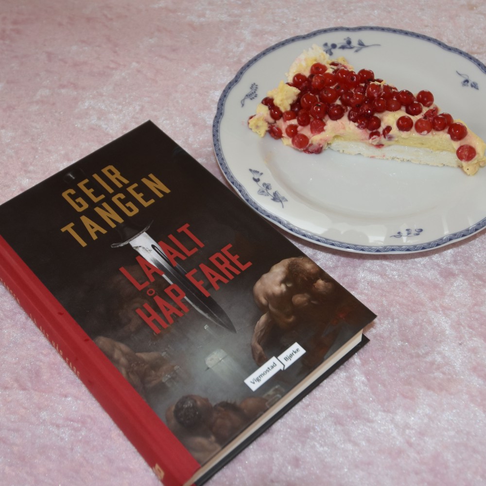 Tangen, Geir (2022) «La alt håp fare», Vigmostad og Bjørke OG Pavlova med vaniljekrem og rips Ingredienser: BUNN: 4 Eggehviter 250 g Sukker 2 ts Vaniljesukker 2 ts Maizenamel 1 ts Hvitvinseddik ½ ts Salt Vaniljekrem: 5 dl Melk 4 Eggeplommer 75 g Sukker 50 g Maizena 2 ts Vaniljesukker (eller ½ Vaniljestang) Pynt: 1 porsjon Vaniljekrem 3 dl Kremfløte Rips https://heidisboble.no/ @heidisboble