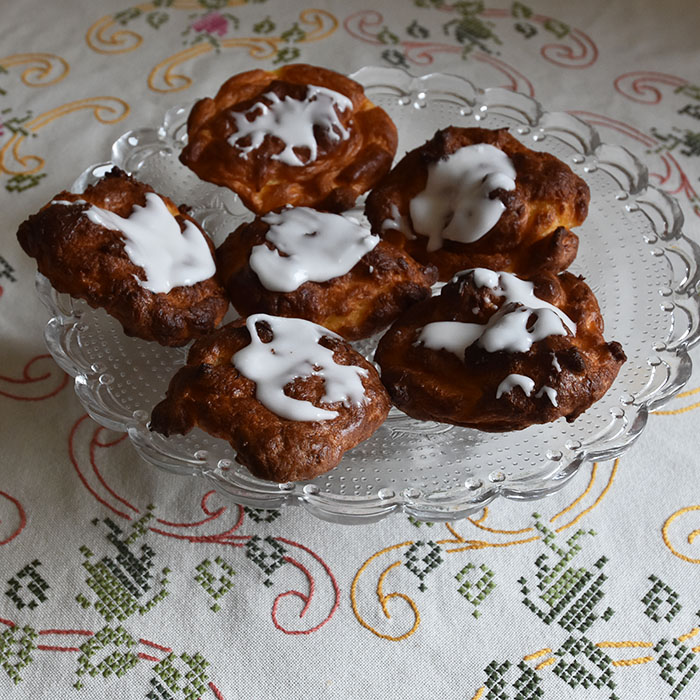 Sommerens wienerbrød Ingredienser 5 dl Melk 170 g Smør 200 g Hvetemel Ca 4 Egg Topping: Melis 2 dråper Sitron Vann https://heidisboble.no/ @heidisboble