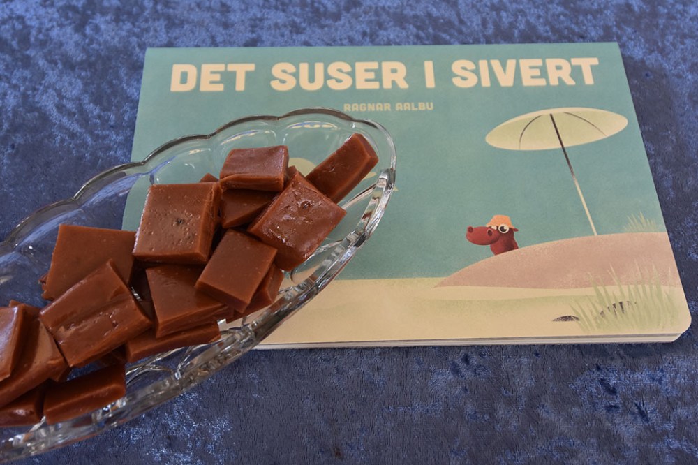 Aalbu, Ragnar (2022) «Det suser i Sivert» Vigmostad og Bjørke Ripskarameller Ingredienser: 2 dl Ripssaft (usukret) 2½ dl Sukker (ca 1-1½ dl hvis du bruker sukret saft) 1½ dl Kremfløte 1 ss Honning https://heidisboble.no/ @heidisboble