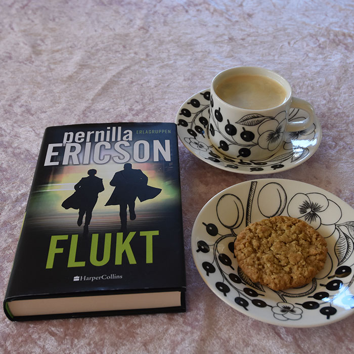 Ericson, Pernilla (2022) «Flukt», HarperCollins OG Mormors Havrekjeks Ingredienser: 200 g Smør 2 ½ dl Sukker (hvitt) ½ dl Sukker (brunt) 2 ts Vaniljesukker 1 Egg 2 ½ dl Hvetemel 5 dl Havregryn (lettkokte) ½ ts Bakepulver ½ ts Natron https://heidisboble.no/ @heidisboble