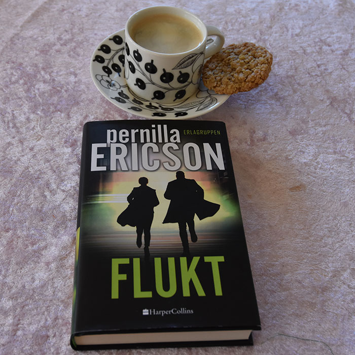 Ericson, Pernilla (2022) «Flukt», HarperCollins OG Mormors Havrekjeks Ingredienser: 200 g Smør 2 ½ dl Sukker (hvitt) ½ dl Sukker (brunt) 2 ts Vaniljesukker 1 Egg 2 ½ dl Hvetemel 5 dl Havregryn (lettkokte) ½ ts Bakepulver ½ ts Natron https://heidisboble.no/ @heidisboble