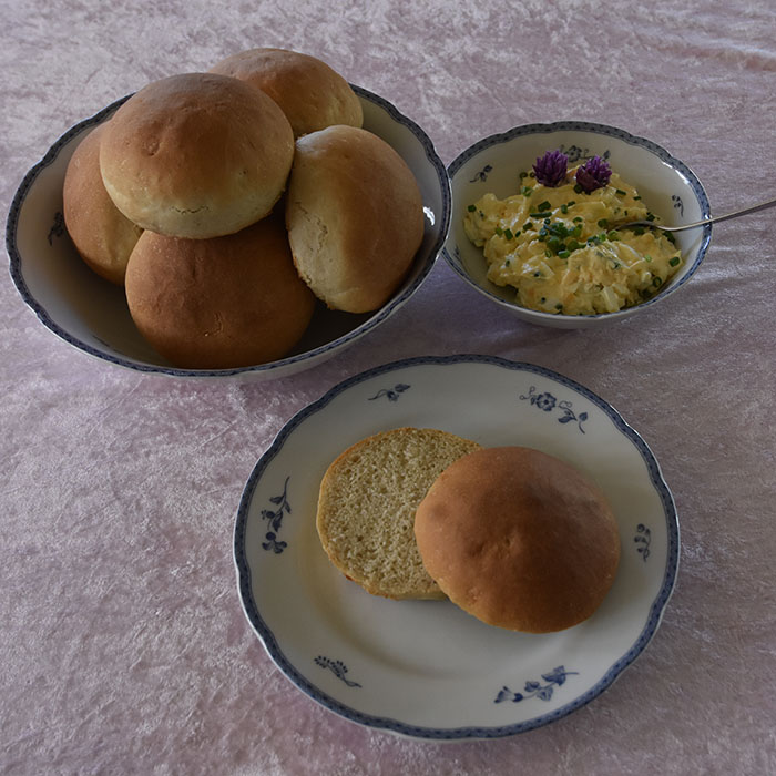 Focaccia-rundstykker Ingredienser: Fordeig (dagen før); 135 g Hvetemel 1 ½ dl Vann (kaldt) 2 g Gjær (fersk – på størrelse med en ert) Dagen du skal bake: 1 kg Hvetemel 2 ss Olje (nøytral) 15 g Salt (2 ts) 5 ½ dl Vann (romtemperert) 20 g Gjær 1 ts Sukker 2 ss Olivenolje https://heidisboble.no/ @heidisboble