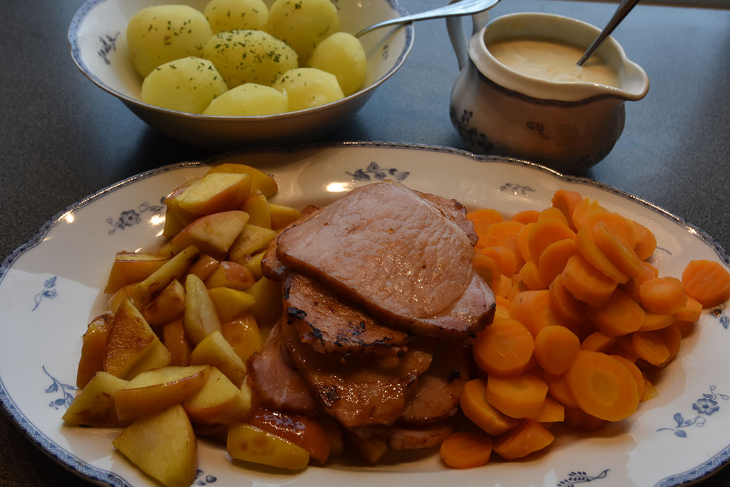 Stekt Hamburgerrygg med rødløksaus Ingredienser: 500 g Hamburgerrygg 2 Epler 6-8 Poteter Grønnsaker (valgfritt) Løksaus: 2 Løk (skjært i skiver) 2 ss Smør 2 ss Hvetemel 4 dl Melk Salt og peppet https://heidisboble.no/ @heidisboble