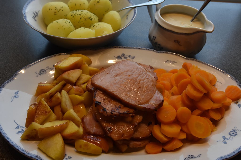 Stekt Hamburgerrygg med rødløksaus Ingredienser: 500 g Hamburgerrygg 2 Epler 6-8 Poteter Grønnsaker (valgfritt) Løksaus: 2 Løk (skjært i skiver) 2 ss Smør 2 ss Hvetemel 4 dl Melk Salt og peppet https://heidisboble.no/ @heidisboble