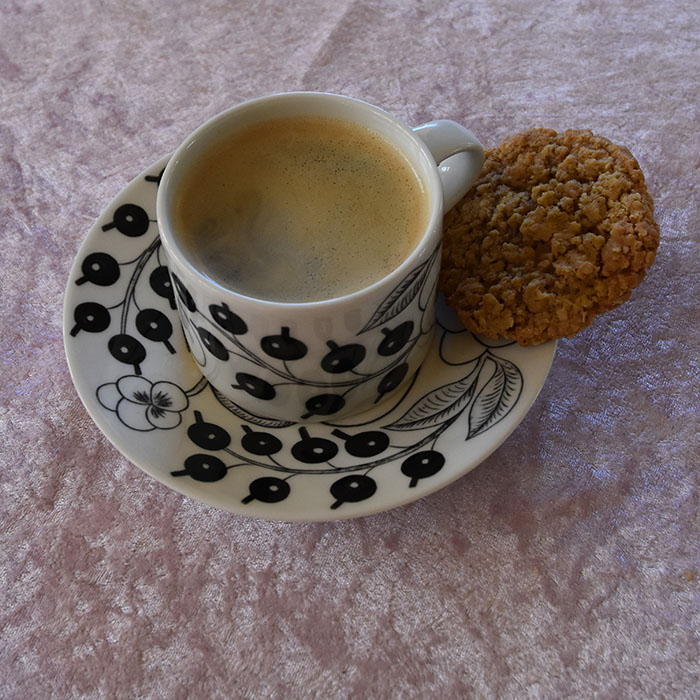 Mormors Havrekjeks Ingredienser: 200 g Smør 2 ½ dl Sukker (hvitt) ½ dl Sukker (brunt) 2 ts Vaniljesukker 1 Egg 2 ½ dl Hvetemel 5 dl Havregryn (lettkokte) ½ ts Bakepulver ½ ts Natron https://heidisboble.no/ @heidisboble