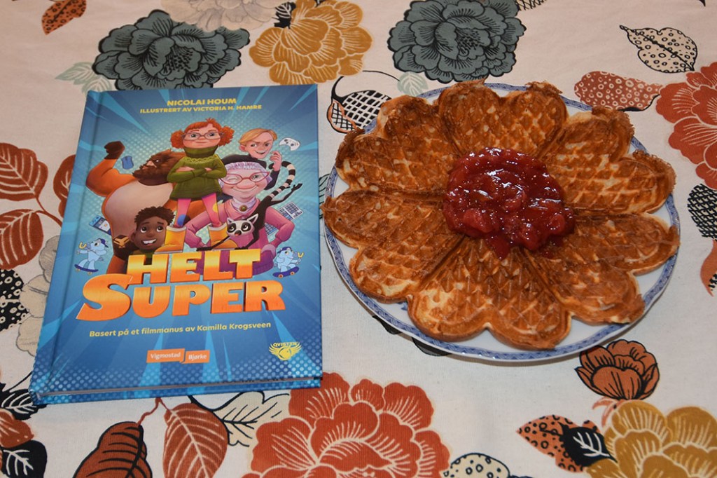 Houm, Nicolai (2022) «Helt Super», Vigmostad Bjørke OG Plommesyltetøy Ingredienser: 1 kg Plommer ½ dl Vann 2 Sukker ca. 1 ts Syltepulver (Tørsleffs) - valgfritt https://heidisboble.no/ @heidisboble