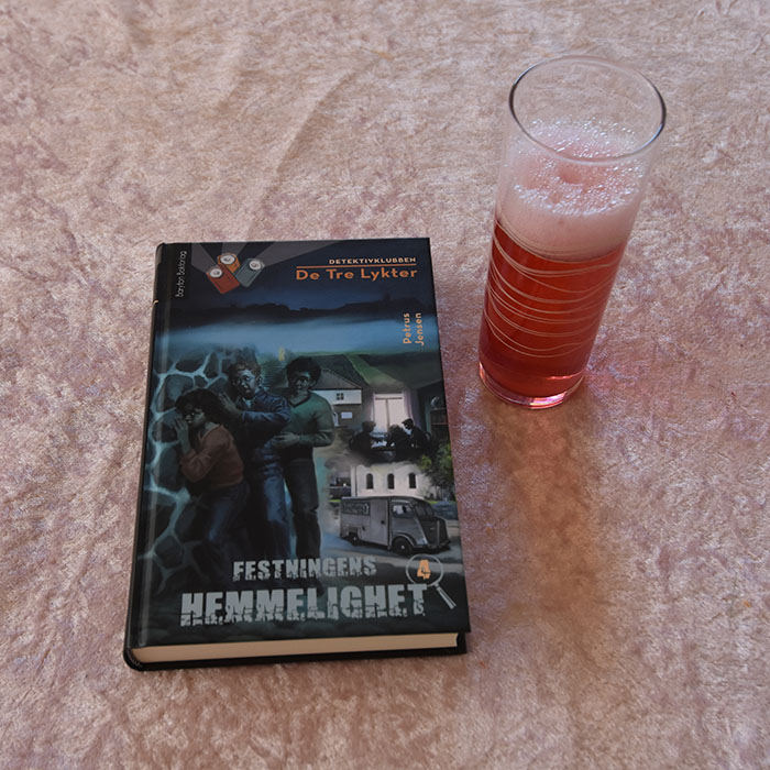 Jensen, Petrus (2022) «Festningens hemmelighet», Baryton bokforlag OG Ripssaft Ingredienser: 1 kg Rips (godt modne) 2 dl Vann 300- 500 g Sukker (pr. liter saft) 1 krm Natriumbensoat (pr. liter saft - Valgfritt) https://heidisboble.no/ @heidisboble