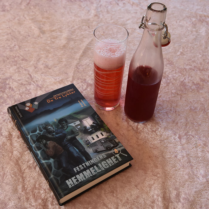 Jensen, Petrus (2022) «Festningens hemmelighet», Baryton bokforlag OG Ripssaft Ingredienser: 1 kg Rips (godt modne) 2 dl Vann 300- 500 g Sukker (pr. liter saft) 1 krm Natriumbensoat (pr. liter saft - Valgfritt) https://heidisboble.no/ @heidisboble