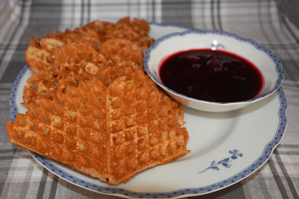 Kirsebærsyltetøy Ingredienser: 1 ½ l Kirsebær (sure) 1 dl Vann 6 dl Sukker ca. 1 ½ ts Syltepulver (Tørsleffs) - valgfritt https://heidisboble.no/ @heidisboble