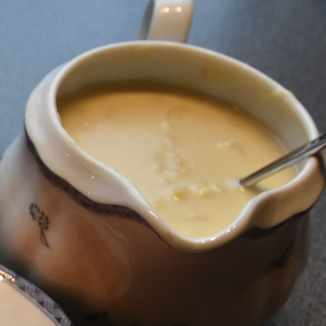 Stekt Hamburgerrygg med rødløksaus Ingredienser: 500 g Hamburgerrygg 2 Epler 6-8 Poteter Grønnsaker (valgfritt) Løksaus: 2 Løk (skjært i skiver) 2 ss Smør 2 ss Hvetemel 4 dl Melk Salt og peppet https://heidisboble.no/ @heidisboble