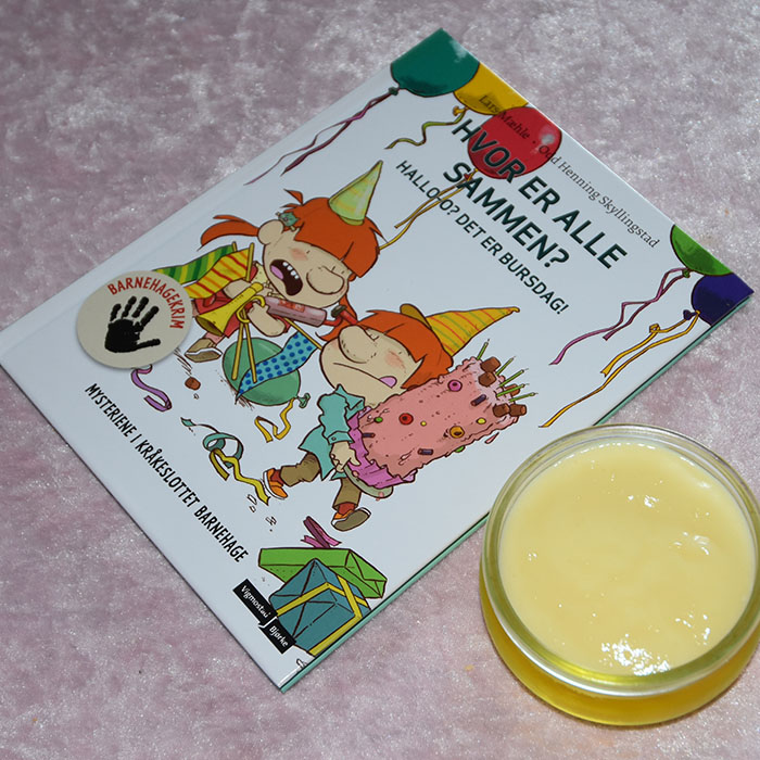 Mæhle, Lars og Skyllingstad Odd Henning (2022) «HVOR ER ALLE SAMMEN? Hallo-o? Det er bursdag», ENA Vigmostad og Bjørke OG Eplegele md vaniljesaus Ingredienser: 10 dl Eplesaft (Sterk ) - for oppskrift, trykk HER 1-2 ss Sukker (hvis nødvendig) 5-6 Gelatinblader Tips! Istedenfor eplesaft kan du koke inn 15 dl eplejuice til 10 dl, og ellers følge oppskriften Vaniljesaus (enkel): 5 dl Melk 2 Egg 1 ts Potetmel 1 ss Vaniljesukker 2-3 ss Sukker https://heidisboble.no/ @heidisboble