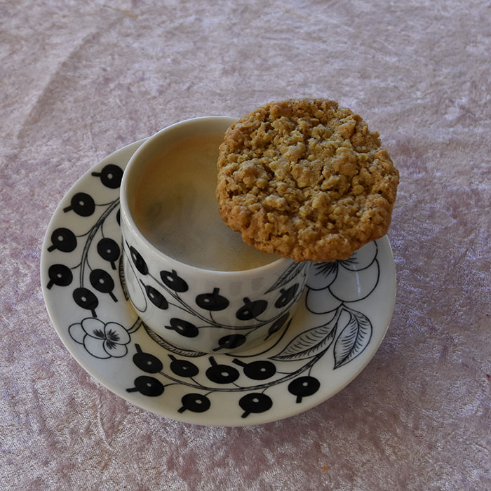 Mormors Havrekjeks Ingredienser: 200 g Smør 2 ½ dl Sukker (hvitt) ½ dl Sukker (brunt) 2 ts Vaniljesukker 1 Egg 2 ½ dl Hvetemel 5 dl Havregryn (lettkokte) ½ ts Bakepulver ½ ts Natron https://heidisboble.no/ @heidisboble