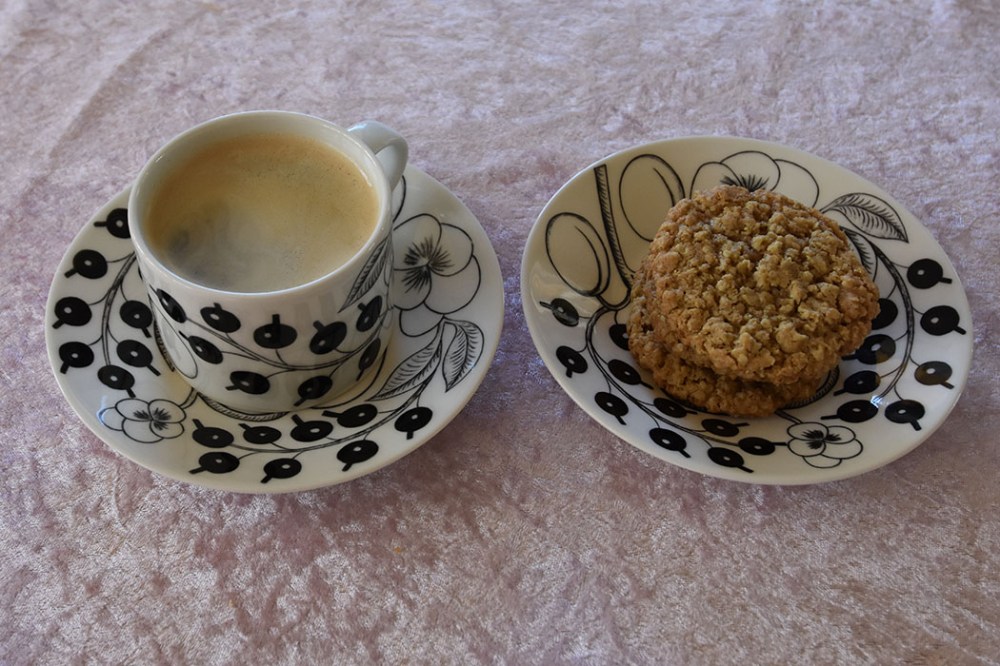 Mormors Havrekjeks Ingredienser: 200 g Smør 2 ½ dl Sukker (hvitt) ½ dl Sukker (brunt) 2 ts Vaniljesukker 1 Egg 2 ½ dl Hvetemel 5 dl Havregryn (lettkokte) ½ ts Bakepulver ½ ts Natron https://heidisboble.no/ @heidisboble