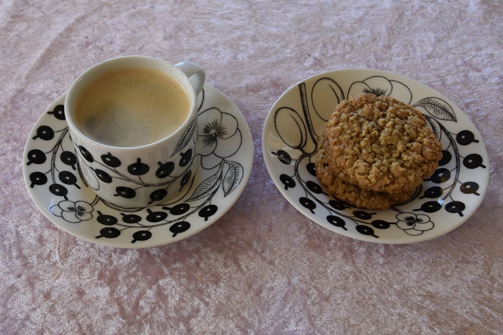 Mormors Havrekjeks Ingredienser: 200 g Smør 2 ½ dl Sukker (hvitt) ½ dl Sukker (brunt) 2 ts Vaniljesukker 1 Egg 2 ½ dl Hvetemel 5 dl Havregryn (lettkokte) ½ ts Bakepulver ½ ts Natron https://heidisboble.no/ @heidisboble