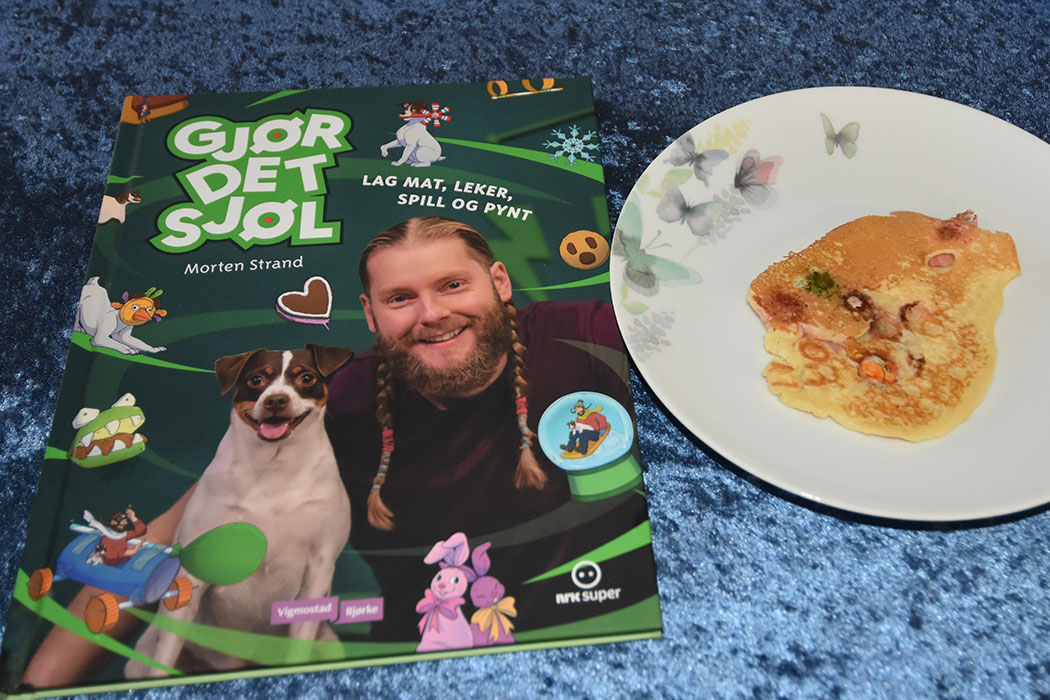 Pannekake med overraskelse fra Strand, Morten (2002) «Gjør det sjøl» Vigmostad og Bjørke https://heidisboble.no/ @heidisboble Ingredienser 3 dl Mel 1 ss Sukker 2 ts Bakepulver 2 ½ dl Melk 2 Egg 4 ss Smør (smeltet) Nonstop eller sjokoladelinser https://heidisboble.no/ @heidisboble