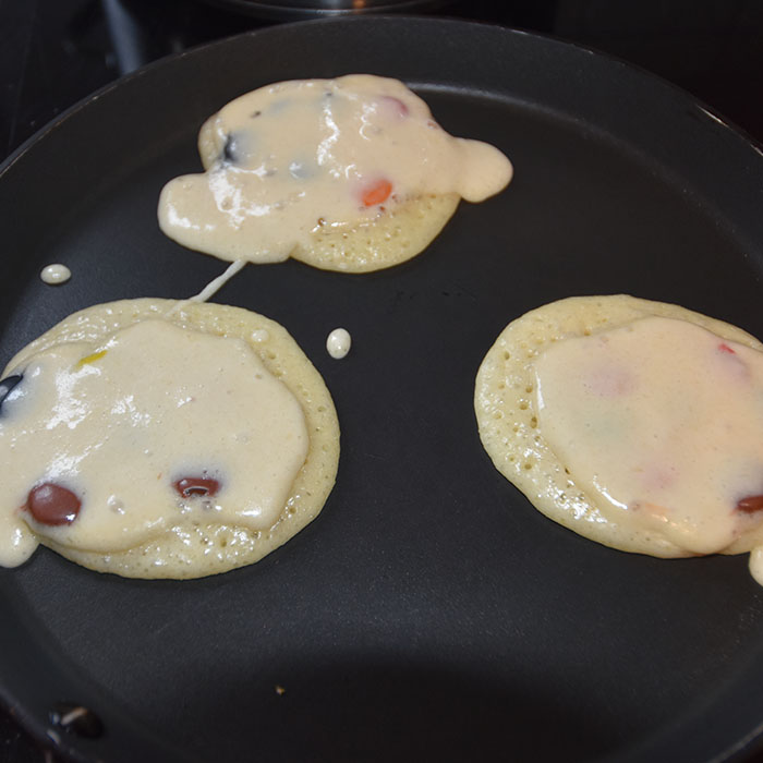 Pannekake med overraskelse fra Strand, Morten (2002) «Gjør det sjøl» Vigmostad og Bjørke https://heidisboble.no/ @heidisboble Ingredienser 3 dl Mel 1 ss Sukker 2 ts Bakepulver 2 ½ dl Melk 2 Egg 4 ss Smør (smeltet) Nonstop eller sjokoladelinser https://heidisboble.no/ @heidisboble