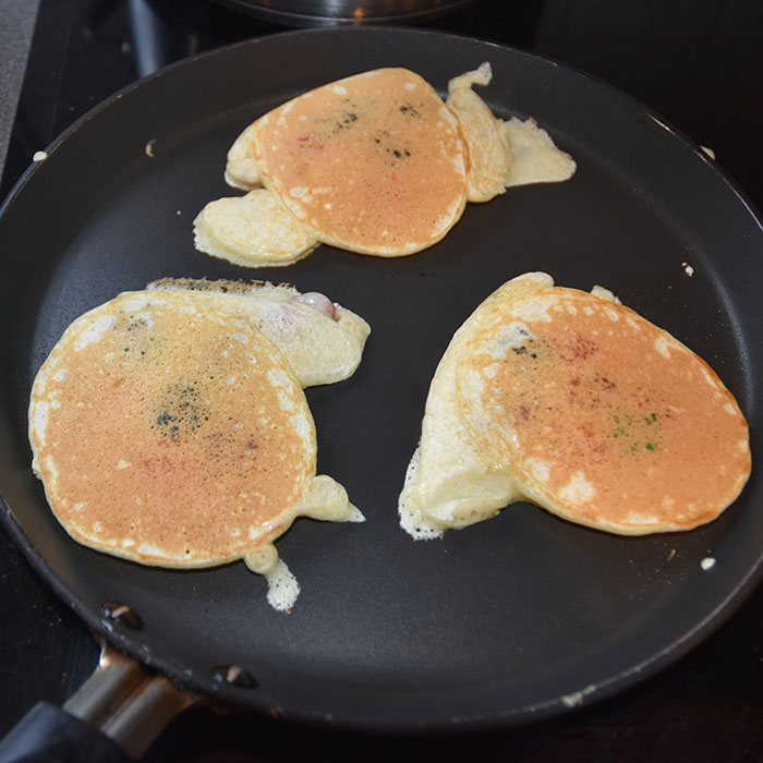 Pannekake med overraskelse fra Strand, Morten (2002) «Gjør det sjøl» Vigmostad og Bjørke https://heidisboble.no/ @heidisboble Ingredienser 3 dl Mel 1 ss Sukker 2 ts Bakepulver 2 ½ dl Melk 2 Egg 4 ss Smør (smeltet) Nonstop eller sjokoladelinser https://heidisboble.no/ @heidisboble