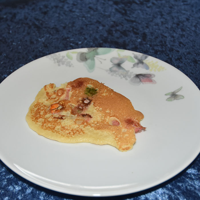 Pannekake med overraskelse fra Strand, Morten (2002) «Gjør det sjøl» Vigmostad og Bjørke https://heidisboble.no/ @heidisboble Ingredienser 3 dl Mel 1 ss Sukker 2 ts Bakepulver 2 ½ dl Melk 2 Egg 4 ss Smør (smeltet) Nonstop eller sjokoladelinser https://heidisboble.no/ @heidisboble