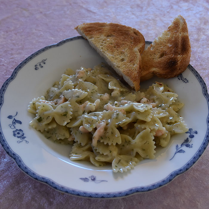 Pasta med reker og dill Ingredienser: 350 g Pasta sløyfer 175 g Rekeost (1 tube) ½ dl Fløte (eller melk) 3-4 ss Dill Reker/scampi Pepper (nykvernet) https://heidisboble.no/ @heidisboble