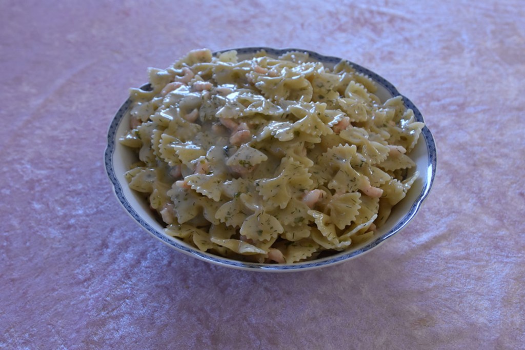 Pasta med reker og dill Ingredienser: 350 g Pasta sløyfer 175 g Rekeost (1 tube) ½ dl Fløte (eller melk) 3-4 ss Dill Reker/scampi Pepper (nykvernet) https://heidisboble.no/ @heidisboble