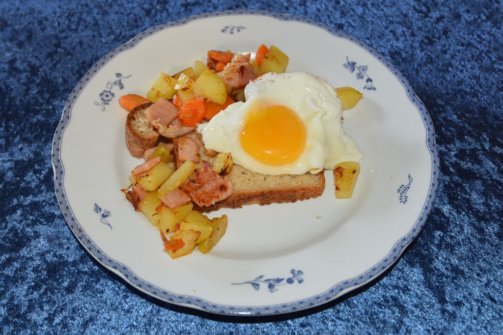 Pytt i panne Ingredienser Poteter (kokte) Gulerøtter (kokte) Kjøttrester eller pølse Egg Salt, pepper Smør Brød (valgfritt) https://heidisboble.no/ @heidisboble