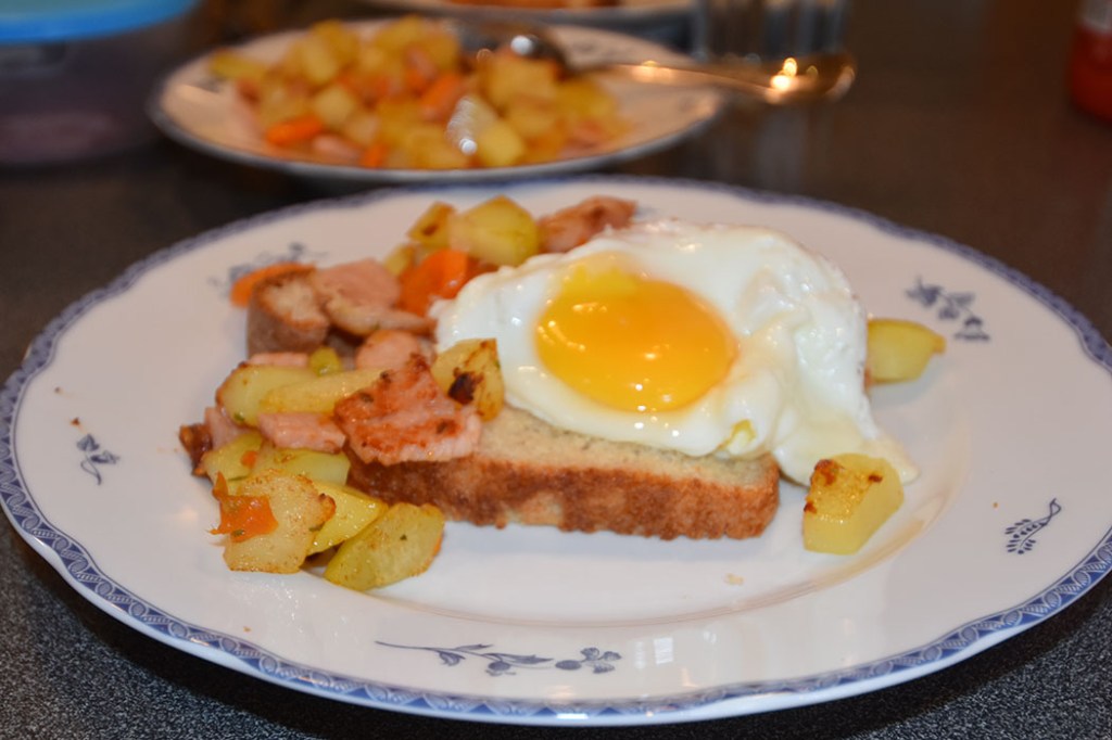 Pytt i panne Ingredienser Poteter (kokte) Gulerøtter (kokte) Kjøttrester eller pølse Egg Salt, pepper Smør Brød (valgfritt) https://heidisboble.no/ @heidisboble