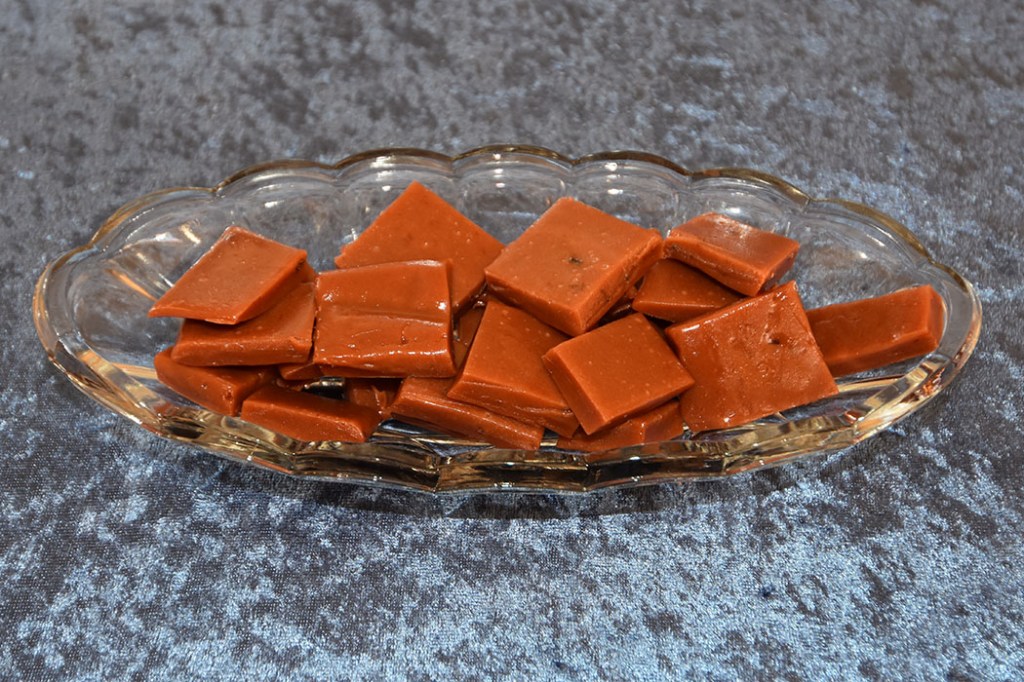 Ripskarameller Ingredienser: 2 dl Ripssaft (usukret) 2½ dl Sukker (ca 1-1½ dl hvis du bruker sukret saft) 1½ dl Kremfløte 1 ss Honning https://heidisboble.no/ @heidisboble