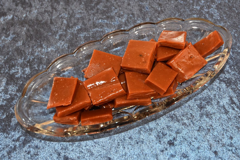 Ripskarameller Ingredienser: 2 dl Ripssaft (usukret) 2½ dl Sukker (ca 1-1½ dl hvis du bruker sukret saft) 1½ dl Kremfløte 1 ss Honning https://heidisboble.no/ @heidisboble