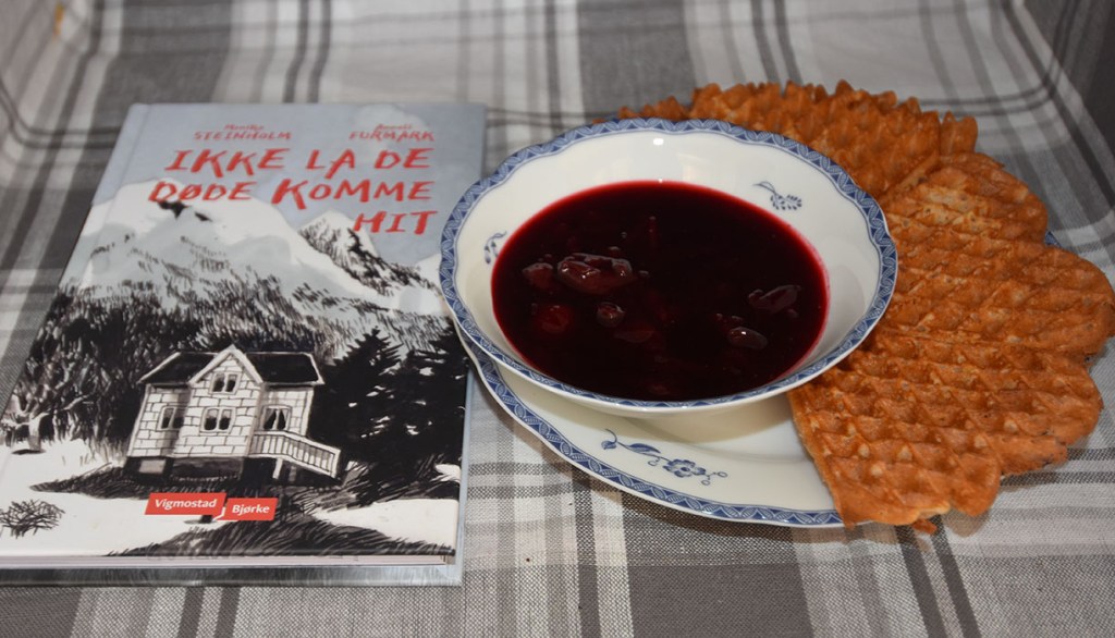 Steinholm, Monika og Furmark, Anneli (2022) «Ikke la de døde komme hit», Vigmostad og Bjørke OG Kirsebærsyltetøy Ingredienser: 1 ½ l Kirsebær (sure) 1 dl Vann 6 dl Sukker ca. 1 ½ ts Syltepulver (Tørsleffs) - valgfritt https://heidisboble.no/ @heidisboble