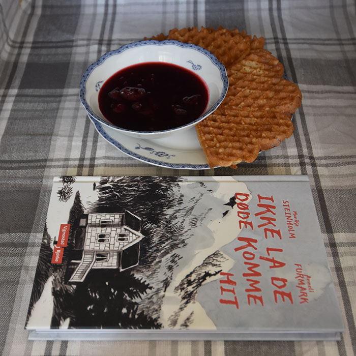 Steinholm, Monika og Furmark, Anneli (2022) «Ikke la de døde komme hit», Vigmostad og Bjørke OG Kirsebærsyltetøy Ingredienser: 1 ½ l Kirsebær (sure) 1 dl Vann 6 dl Sukker ca. 1 ½ ts Syltepulver (Tørsleffs) - valgfritt https://heidisboble.no/ @heidisboble