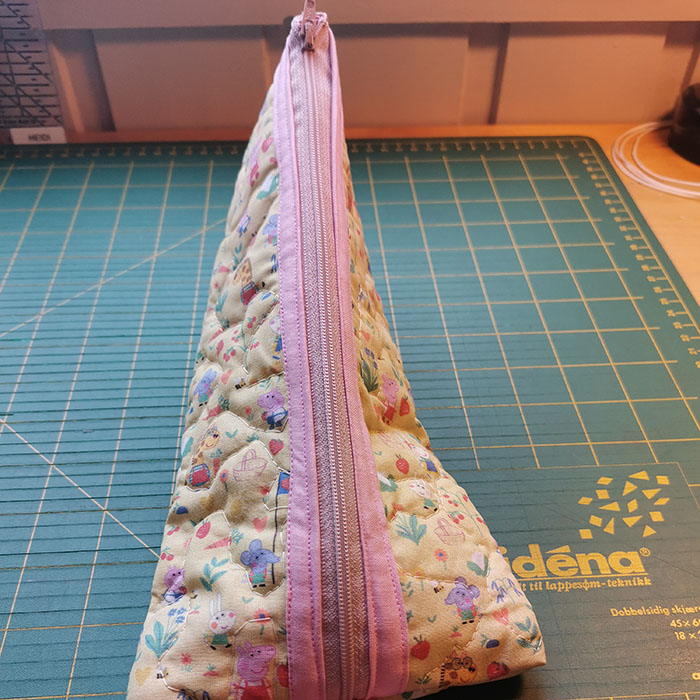 Sy et enkelt penal til skolestart Oppskrift på: https://heidisboble.no/ @heidisboble