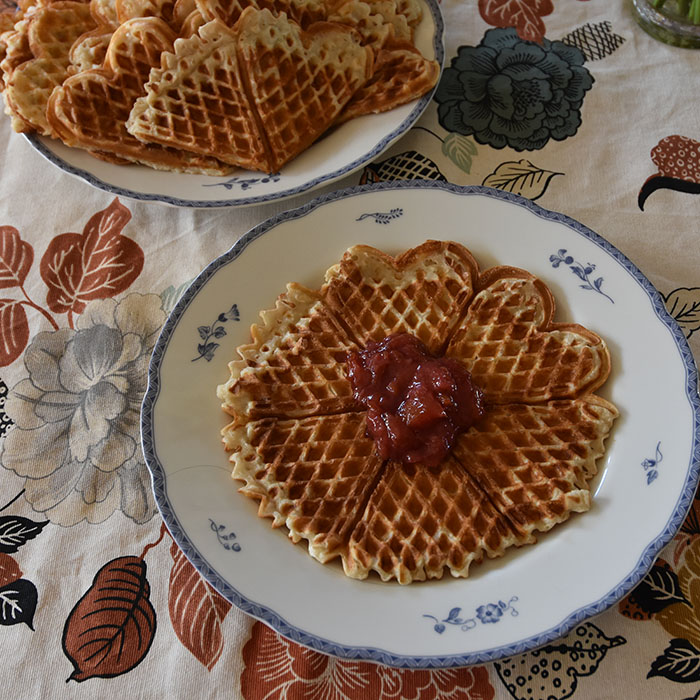 Vafler laget på skummet kulturmelk Ingredienser: 2 Egg 6 - 7 dl Skummet kulturmelk ca 1-2 dl Melk (eller vann) ca 400 g Hvetemel 1 ts Bakepulver 1 ts Vaniljesukker ½-1 dl Sukker Smør (til pensling av jernet) https://heidisboble.no/ @heidisboble