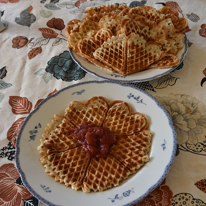 Vafler laget på skummet kulturmelk Ingredienser: 2 Egg 6 - 7 dl Skummet kulturmelk ca 1-2 dl Melk (eller vann) ca 400 g Hvetemel 1 ts Bakepulver 1 ts Vaniljesukker ½-1 dl Sukker Smør (til pensling av jernet) https://heidisboble.no/ @heidisboble