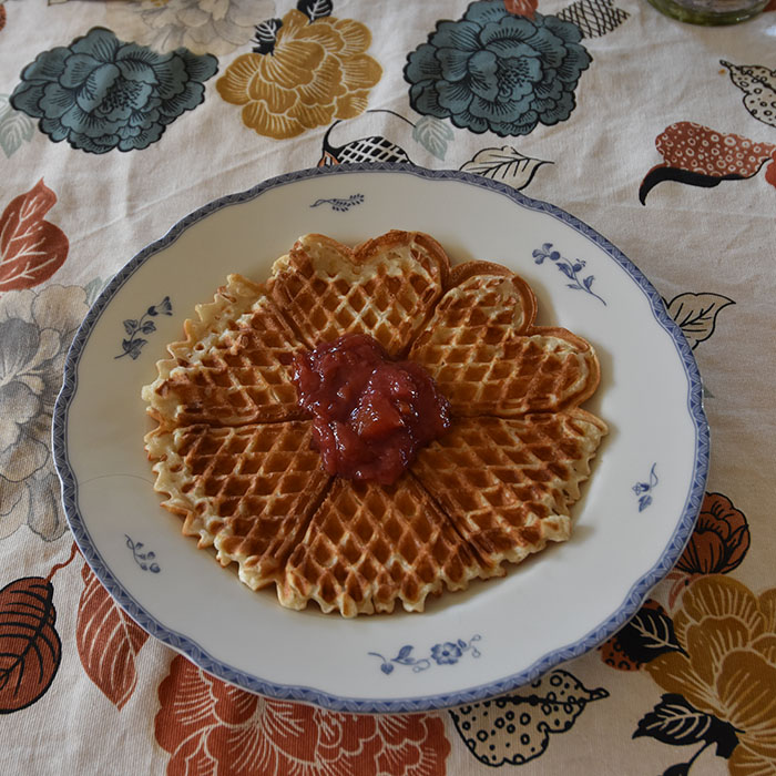 Vafler laget på skummet kulturmelk Ingredienser: 2 Egg 6 - 7 dl Skummet kulturmelk ca 1-2 dl Melk (eller vann) ca 400 g Hvetemel 1 ts Bakepulver 1 ts Vaniljesukker ½-1 dl Sukker Smør (til pensling av jernet) https://heidisboble.no/ @heidisboble