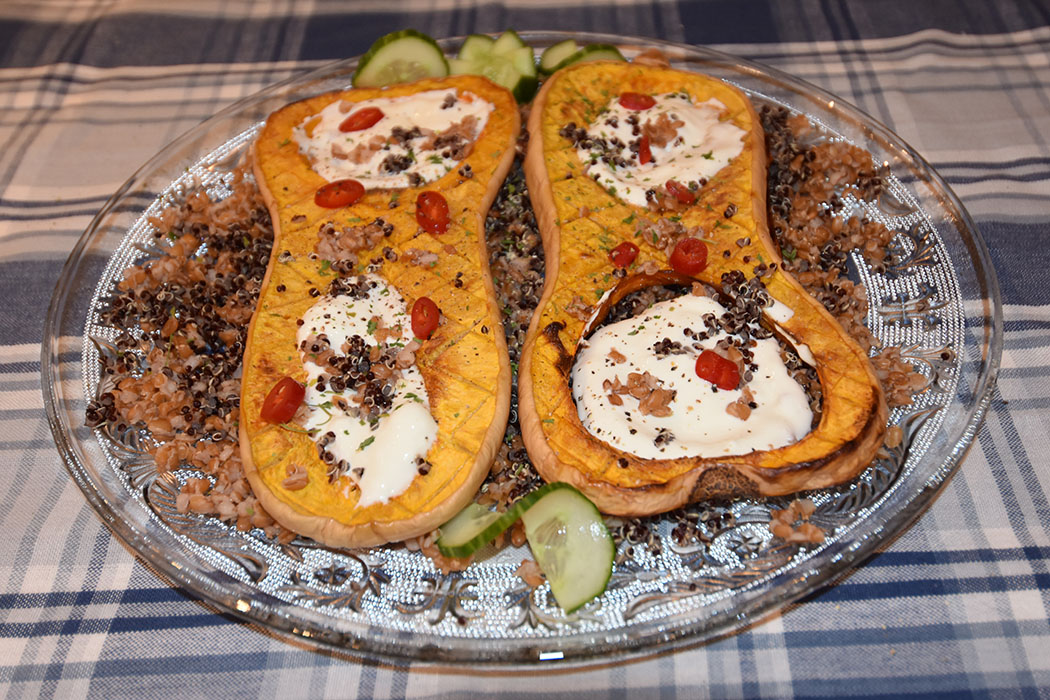 Bakt gresskar med hvetekorn og quinoa Ingredienser 1 Gresskar (Butternut) 2 ss Olivenolje 2 dl Hvetekorn (kokte) 2 dl Quinoa (kokte) 1 Chili rød Rømme Salt, pepper Ristede gresskarfrø (valgfritt) https://heidisboble.no/ @heidisboble