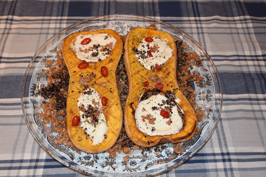 Bakt gresskar med hvetekorn og quinoa Ingredienser 1 Gresskar (Butternut) 2 ss Olivenolje 2 dl Hvetekorn (kokte) 2 dl Quinoa (kokte) 1 Chili rød Rømme Salt, pepper Ristede gresskarfrø (valgfritt) https://heidisboble.no/ @heidisboble