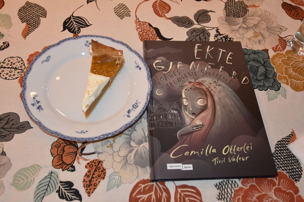 Otterlei, Camilla (2022) «Ekte gjenferd – Norges Skumleste spøkelser», Vigmostad Bjørke OG Gresskarpai med appelsin Ingredienser: Bunn: 3 dl Hvetemel 100 g Smør 2-4 ss Kaldt vann Fyll: Ca 400 g Gresskar (renset, skrelt og i biter) 3 Egg 1 dl Sukker 1 dl Rørsukker (eller 1 dl sukker) 2 ss Hvetemel 1 ts Gresskarpaikrydder (eller ½ ts kanel og ½ ts ingefær) 2 ts Vaniljesukker 1 klype Salt 1 dl Fløte Topping: 2 dl Fløte 1 Appelsin (revet skall) https://heidisboble.no/ @heidisboble