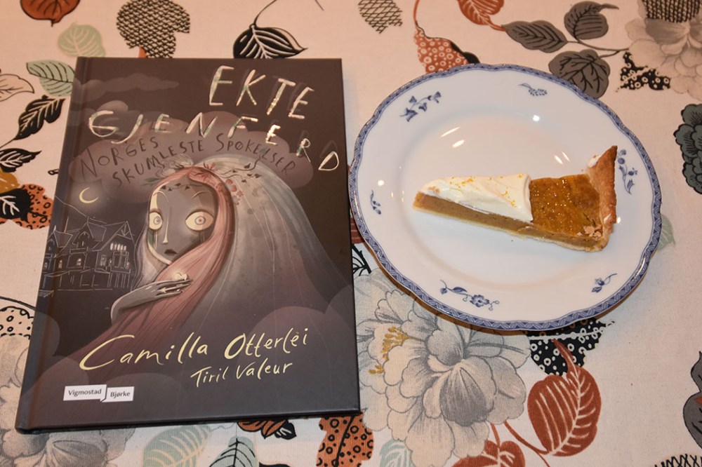 Otterlei, Camilla (2022) «Ekte gjenferd – Norges Skumleste spøkelser», Vigmostad Bjørke OG Gresskarpai med appelsin Ingredienser: Bunn: 3 dl Hvetemel 100 g Smør 2-4 ss Kaldt vann Fyll: Ca 400 g Gresskar (renset, skrelt og i biter) 3 Egg 1 dl Sukker 1 dl Rørsukker (eller 1 dl sukker) 2 ss Hvetemel 1 ts Gresskarpaikrydder (eller ½ ts kanel og ½ ts ingefær) 2 ts Vaniljesukker 1 klype Salt 1 dl Fløte Topping: 2 dl Fløte 1 Appelsin (revet skall) https://heidisboble.no/ @heidisboble