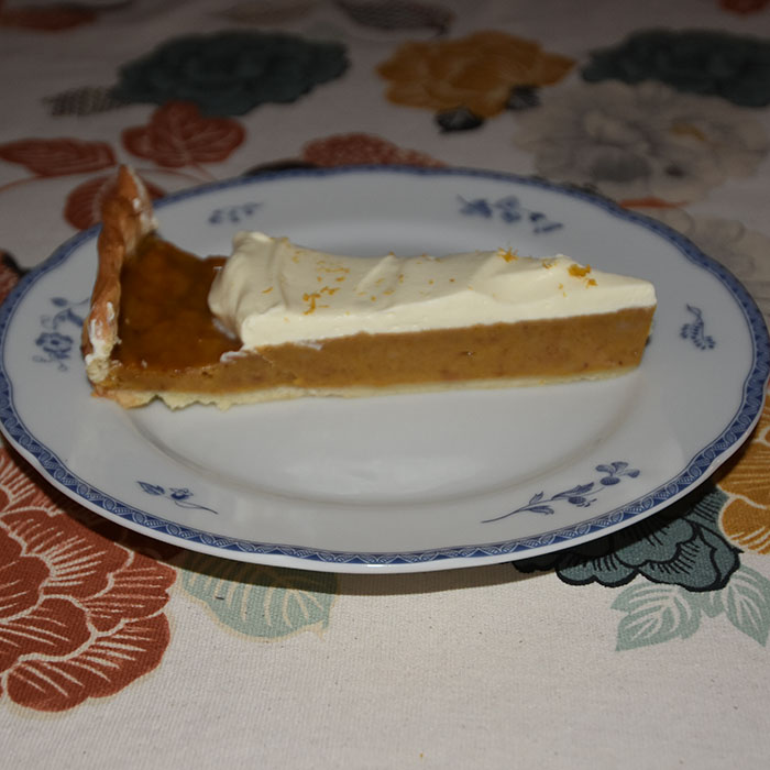 Gresskarpai med appelsin Ingredienser: Bunn: 3 dl Hvetemel 100 g Smør 2-4 ss Kaldt vann Fyll: Ca 400 g Gresskar (renset, skrelt og i biter) 3 Egg 1 dl Sukker 1 dl Rørsukker (eller 1 dl sukker) 2 ss Hvetemel 1 ts Gresskarpaikrydder (eller ½ ts kanel og ½ ts ingefær) 2 ts Vaniljesukker 1 klype Salt 1 dl Fløte Topping: 2 dl Fløte 1 Appelsin (revet skall) https://heidisboble.no/ @heidisboble