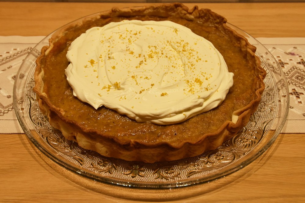 Gresskarpai med appelsin Ingredienser: Bunn: 3 dl Hvetemel 100 g Smør 2-4 ss Kaldt vann Fyll: Ca 400 g Gresskar (renset, skrelt og i biter) 3 Egg 1 dl Sukker 1 dl Rørsukker (eller 1 dl sukker) 2 ss Hvetemel 1 ts Gresskarpaikrydder (eller ½ ts kanel og ½ ts ingefær) 2 ts Vaniljesukker 1 klype Salt 1 dl Fløte Topping: 2 dl Fløte 1 Appelsin (revet skall) https://heidisboble.no/ @heidisboble