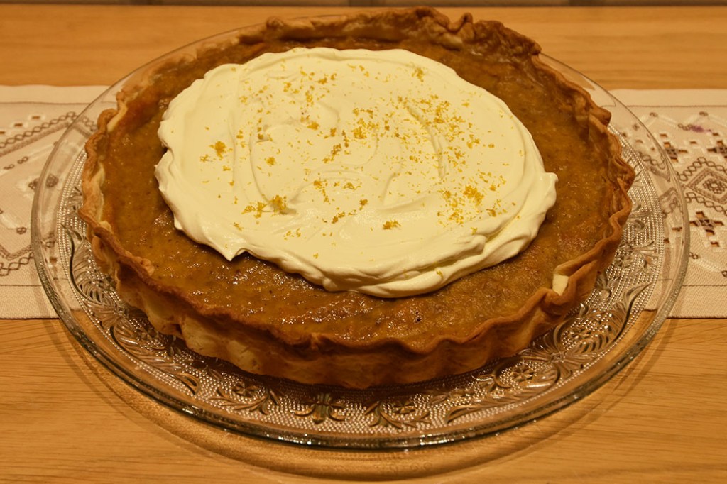 Gresskarpai med appelsin Ingredienser: Bunn: 3 dl Hvetemel 100 g Smør 2-4 ss Kaldt vann Fyll: Ca 400 g Gresskar (renset, skrelt og i biter) 3 Egg 1 dl Sukker 1 dl Rørsukker (eller 1 dl sukker) 2 ss Hvetemel 1 ts Gresskarpaikrydder (eller ½ ts kanel og ½ ts ingefær) 2 ts Vaniljesukker 1 klype Salt 1 dl Fløte Topping: 2 dl Fløte 1 Appelsin (revet skall) https://heidisboble.no/ @heidisboble