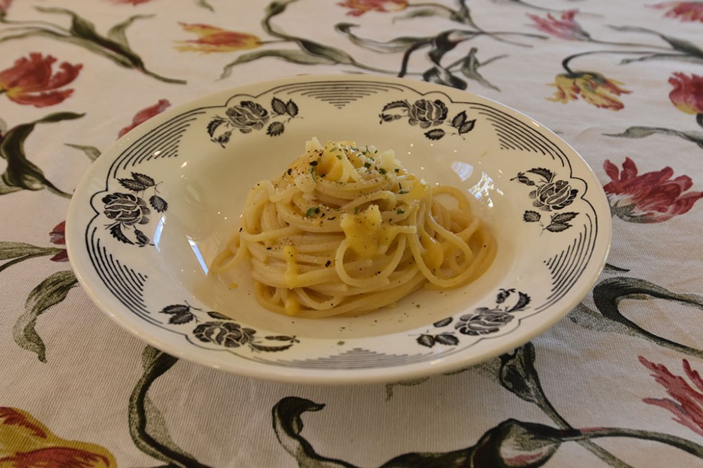 Gresskarpasta – Spagetti med kremet gresskarsaus Ingredienser 800 g Gresskar 2 ss Olje (oliven) 1 Løk 3 fedd Hvitløk 3 dl Vann 1 terning Grønnsaksbuljong ½ -1 ts Rosmarin 1 ½ dl Fløte Salt, pepper, parmesan https://heidisboble.no/ @heidisboble