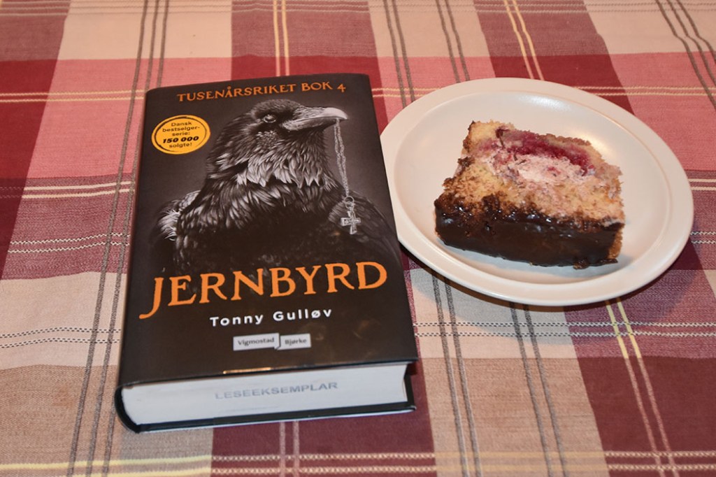 Gulløv, Tonny (2022) «Jernbyrd», Vigmostad Bjørke og Søndagskake med kirsebærkrem og sjokoladetopping Ingredienser: Kakebunn: 2 Egg 180 g Sukker 125 g Hvetemel 1 ½ ts Bakepulver 2 ts Vaniljesukker 1 dl Vann (kokende) Fyll: 2 dl Fløte Kirsebærsyltetøy 50 g Kokesjokolade Pynt (valgfritt) https://heidisboble.no/ @heidisboble