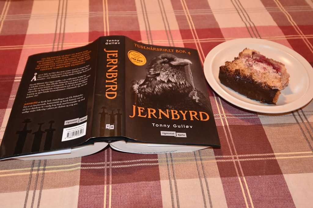 Gulløv, Tonny (2022) «Jernbyrd», Vigmostad Bjørke og Søndagskake med kirsebærkrem og sjokoladetopping Ingredienser: Kakebunn: 2 Egg 180 g Sukker 125 g Hvetemel 1 ½ ts Bakepulver 2 ts Vaniljesukker 1 dl Vann (kokende) Fyll: 2 dl Fløte Kirsebærsyltetøy 50 g Kokesjokolade Pynt (valgfritt) https://heidisboble.no/ @heidisboble