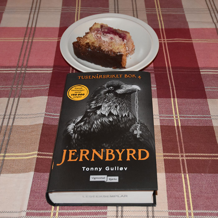 Gulløv, Tonny (2022) «Jernbyrd», Vigmostad Bjørke og Søndagskake med kirsebærkrem og sjokoladetopping Ingredienser: Kakebunn: 2 Egg 180 g Sukker 125 g Hvetemel 1 ½ ts Bakepulver 2 ts Vaniljesukker 1 dl Vann (kokende) Fyll: 2 dl Fløte Kirsebærsyltetøy 50 g Kokesjokolade Pynt (valgfritt) https://heidisboble.no/ @heidisboble